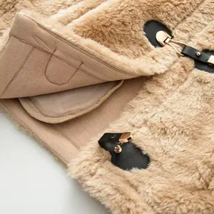 Detalle en primer plano del chaleco de felpa para mujer, tela texturizada y gancho de metal.