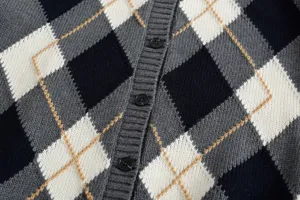 Detailaufnahme eines stilvollen Damen Argyle Strickjacke Pullovers mit Knöpfen und Rippblende.