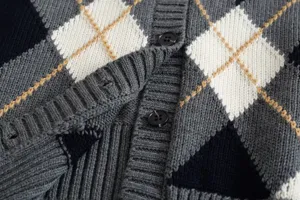 Detailansicht Damen Strickjacke Pullover, klassisches Rautenmuster, weiche Strickgewebe Textur.