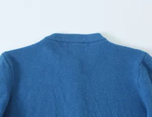 Detail van de achterkant van een blauw gebreid vest, toont nette kraag en schouders.
