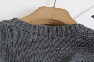 Dunkelgrauer Strickpullover Detailansicht, eleganter Rundhalsausschnitt Pullover 99