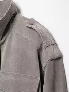 Graue Wildlederjacke Detail mit stilvollen Schulterklappen und feinen Naehten fuer Damen.