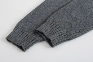 Nahaufnahme der Damen grauen Strickjacke Ärmel, weiche strukturierte Stoff und Rippbündchen.