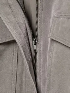 Graue Lederjacke Detailansicht mit Reißverschluss, hochwertiger Textur und präzisen Nähten.