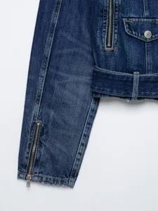 Denim jas detail met metalen ritsen, geknoopte zak en stijlvolle mouwmanchetten.