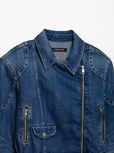 Blauwe denim bikerjack detail met asimmetrische ritssluiting aan de voorkant en handige zakken.