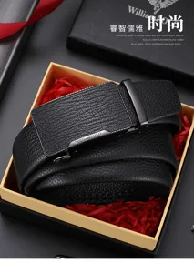 Vue détaillée d'une ceinture pour homme en cuir noir avec boucle automatique en métal.