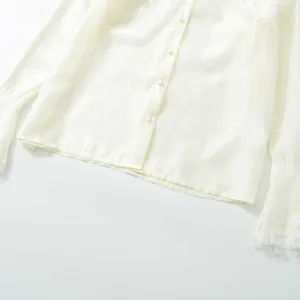 Elegante blusa de manga larga para mujer con delicado cuello de encaje y botones.