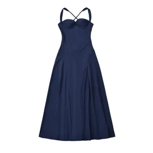 Elegante abito midi blu navy con spalline incrociate, vestibilità slim e svasata.