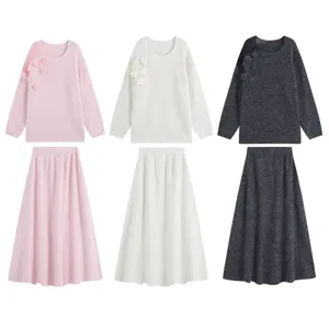 Elegantes Damen Strickpullover und langer Rock Set mit 3D Blumen Details für den Alltag.