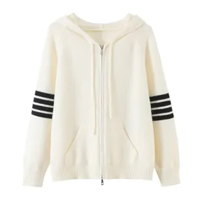 Vista dettagliata del cardigan bianco in maglia con cappuccio e righe nere sulle maniche.