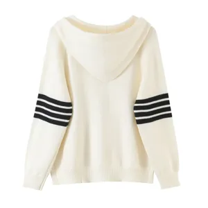 Dettaglio del cardigan con cappuccio in maglia elegante, consistenza morbida e righe classiche.