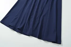Abito blu scuro dettaglio tessuto plissettato texture moda minimalista elegante stile chic