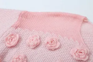Rosa Strickware Detail, transparenter Netzschulter, 3D Häkelblumen, strukturierter Stoff.