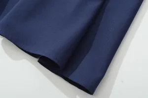 Primo piano del tessuto blu marino liscio e dei dettagli di cucitura puliti del bel vestito.