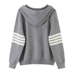 Cardigan con cappuccio in maglia grigia con righe bianche, capo comodo e casual per tutti i giorni.