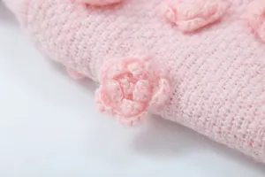Rosa Strickstoff Detail mit 3d gehaeckelten Blumenverzierungen fuer Damenbekleidung Nahe