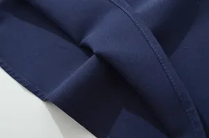 Primo piano sul dettaglio del tessuto del vestito da donna blu navy con fine cucitura.