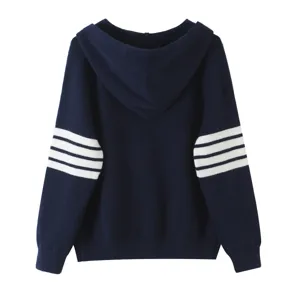 Vista dettagliata del cardigan in maglia blu scuro con cappuccio e strisce bianche sulle maniche.