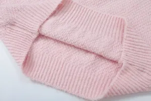 Nahaufnahme von rosa Strickpullover Saum, weiche Rippstrick Textur Detail, Damen.