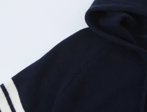 Elegante cardigan in maglia blu scuro con cappuccio e bellissime righe bianche sulla manica.