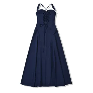 Vista dettagliata dell'elegante abito lungo blu scuro con un elegante retro allacciato e spalline.