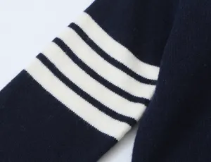 Primo piano sui dettagli delle maniche del cardigan in maglia da donna con righe.