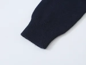 Vista dettagliata della manica del cardigan in maglia da donna blu scuro, polsini a coste.