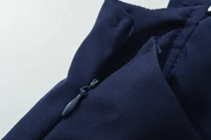 Dettaglio zip abito blu navy primo piano, elegante consistenza del tessuto e cuciture curate.