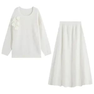 Weißer Strickpullover und Midirock Set mit 3D Blumen elegante langarm Outfit Damenmode