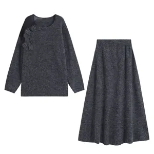 Detailansicht des eleganten grauen Stricksets mit floralem Ärmel und Mesh Schulterdesign.