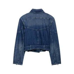 Achteraanzicht detail van blauw denim bikerjack met tailleceintuur en nette stiksels.