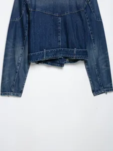 Denim motorjas voor dames rugdetail met riem, klassieke blauwe spijkerjas bovenkleding.
