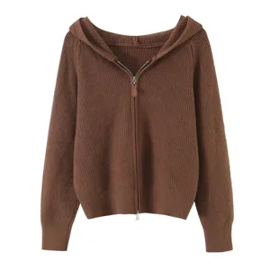 Vue détaillée du gilet zippé à capuche en maille marron pour femme, texture douce et élégante.