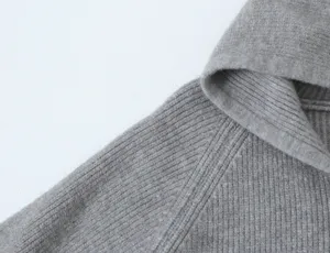 Gros plan détaillé du tissu de pull à capuche gris avec texture côtelée douce et belle qualité.