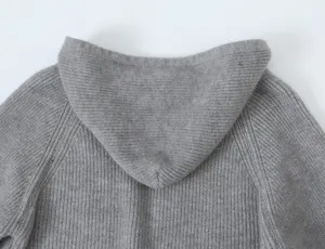 Gros plan detaille d'un cardigan zippe a capuche en maille grise avec une texture fine.