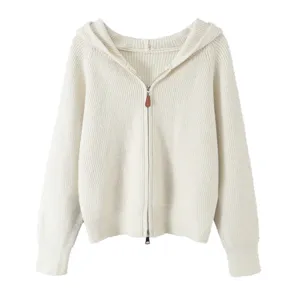 Vue détaillée du gilet zippé à capuche pour femme en maille confortable couleur écru.