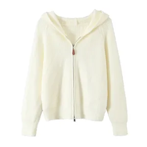 Cardigan zippé à capuche en maille blanche avec texture côtelée élégante. Vue détaillée.