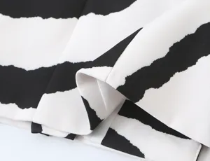 Leptomereia yfasmatos gynaikou sakaki blazer me zebra print aspromavro, molida moda.