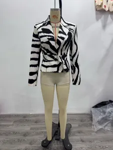 Κομψό γυναικείο σακάκι με zebra print και ζώνη, ιδανικό για στυλάτες εμφανίσεις.