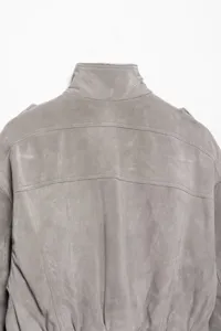 Graue Velourslederjacke Rückseite Detail, kurze Lederjacke Nahaufnahme Kragen und Schulternaht.