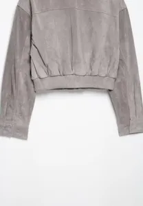 Graue Veloursleder-Kurzjacke Detailansicht mit elastischem Saum und langen Ärmeln.
