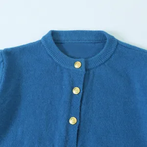 Blauwe gebreide vest met klassieke ronde hals en elegante goudkleurige knopen voor dames
