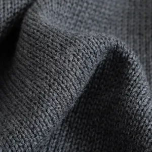 Dunkelgrauer Strickpullover Hauptansicht mit weicher Textur und gemütlichem Strickstoff.