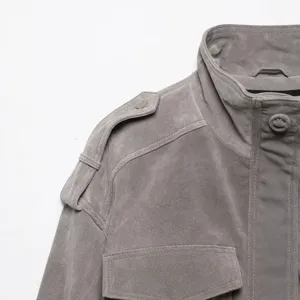 Graue Wildlederjacke Damen Kurze Jacke mit Schulterklappe Kragen Modischer Stil Detail