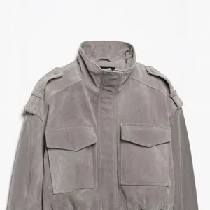 Graue Veloursleder Kurzjacke für Damen mit Stehkragen, Schulterklappen und Brusttaschen.