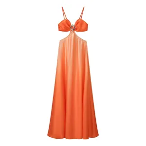 Elegantes, langes, orangefarbenes Cutout-Kleid mit schickem Metallring für Damen.