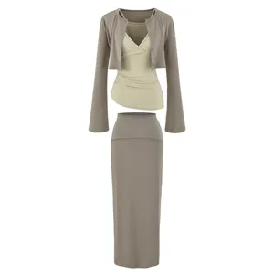 Detailansicht des 3-teiligen Stricksets mit Langarmstrickjacke, Top und Midirock.