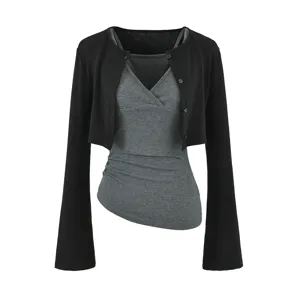 Detailansicht des figurbetonten schwarzen Langarm-Cardigans sowie des grauen Top-Sets.