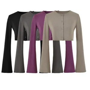 Enganliegender kurzer Cardigan Detail mit langen Schlagärmeln und praktischer Knopfleiste.